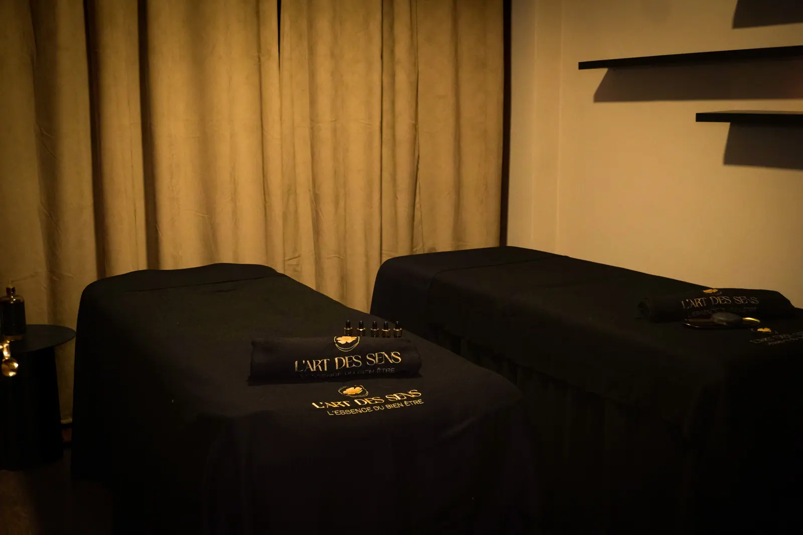 Une cabine de soin de l’institut, table de massage et lumière tamisée